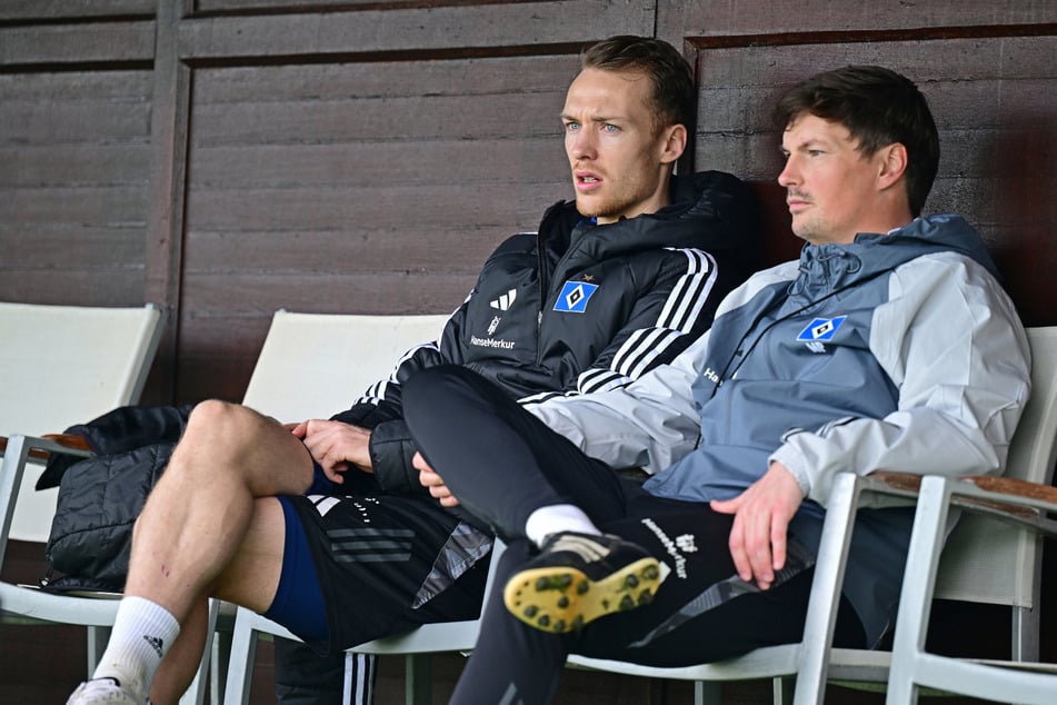 Kapitän Sebastian Schonlau (l) spricht nach seiner ersten individuellen Trainingseinheit mit Trainer Merlin Polzin.