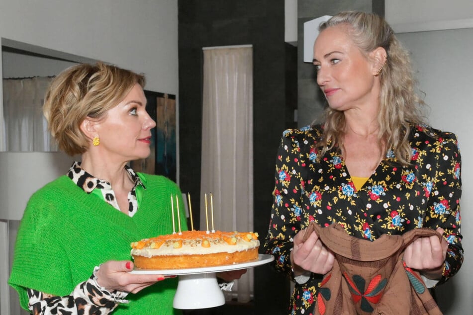 Yvonne (l.) hat Maren zum Geburtstag eine Torte gebacken.