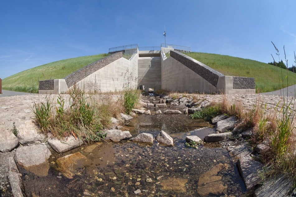 An der Bobritzsch soll ein Hochwasserrückhaltebecken mit einem begrünten Damm wie in Neuwürschnitz entstehen. (Archivbild)
