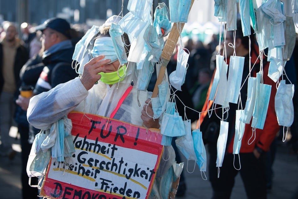 Für Sonntag ist eine Demonstration der Initiative "Querdenken 211" in Düsseldorf angekündigt. (Symbolbild)