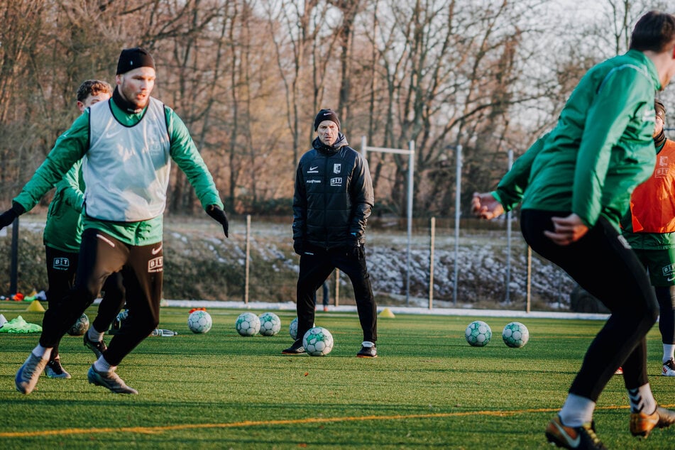 Alexander Schmidt (57) hat zwei Einheiten mit Chemie Leipzig hinter sich, soll die BSG vorm Abstieg bewahren.