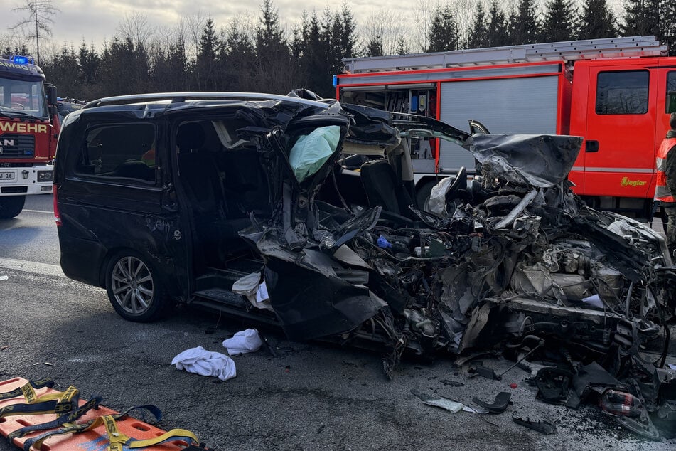 Unfall A9: Horror-Crash auf der A9: Mercedes rast ungebremst unter Laster-Heck