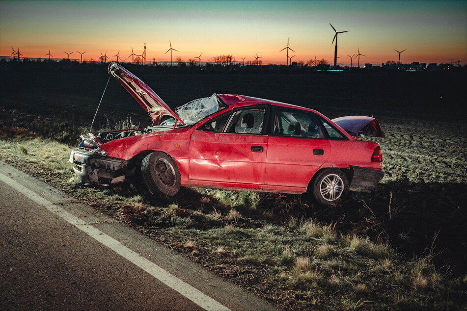 Der Wagen kaputt, der Fahrer verletzt: Im Landkreis Anhalt-Bitterfeld kam es am Samstagabend zu einem Unfall.