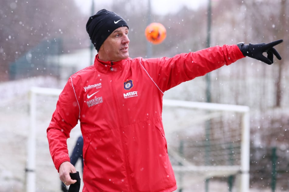 Neu-Veilchen-Coach Jens Härtel (55) zeigt's an - in den kommenden Tagen wird in der Türkei trainiert.