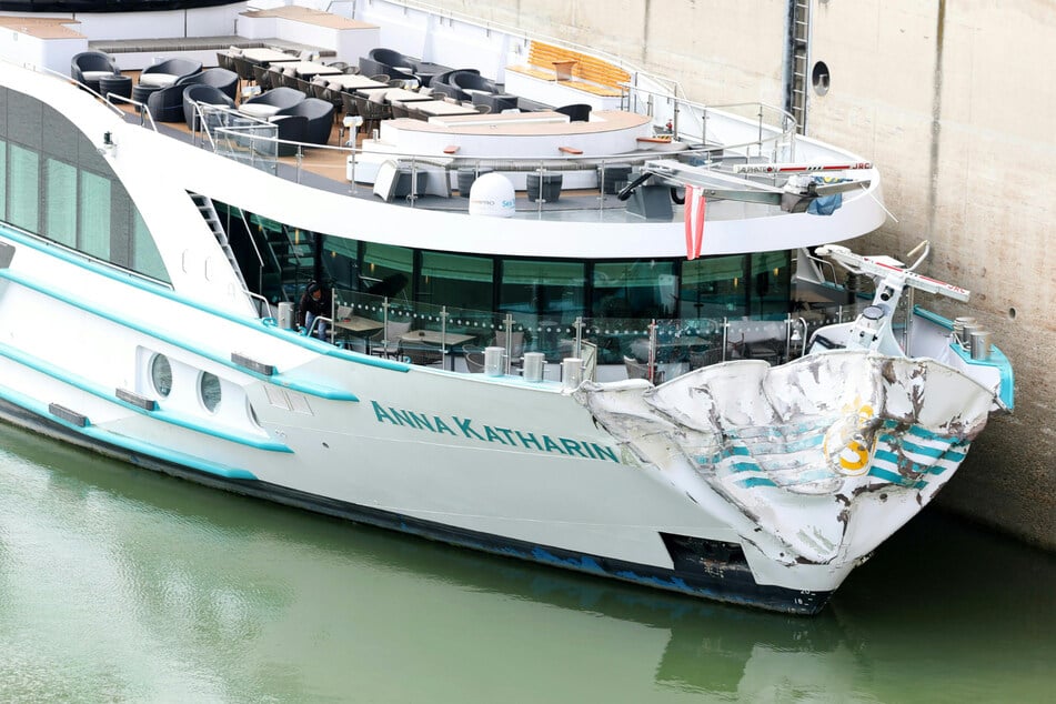 Kreuzfahrtschiff knallt gegen Betonmauer: Schleuse dicht, Ursache weiter ungewiss
