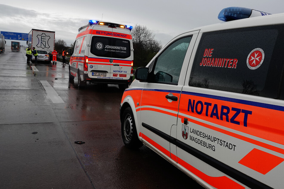 Auf der A2 bei Magdeburg ist es am Freitag zu einem Auffahrunfall zwischen einem Auto und einem Sattelzug gekommen.