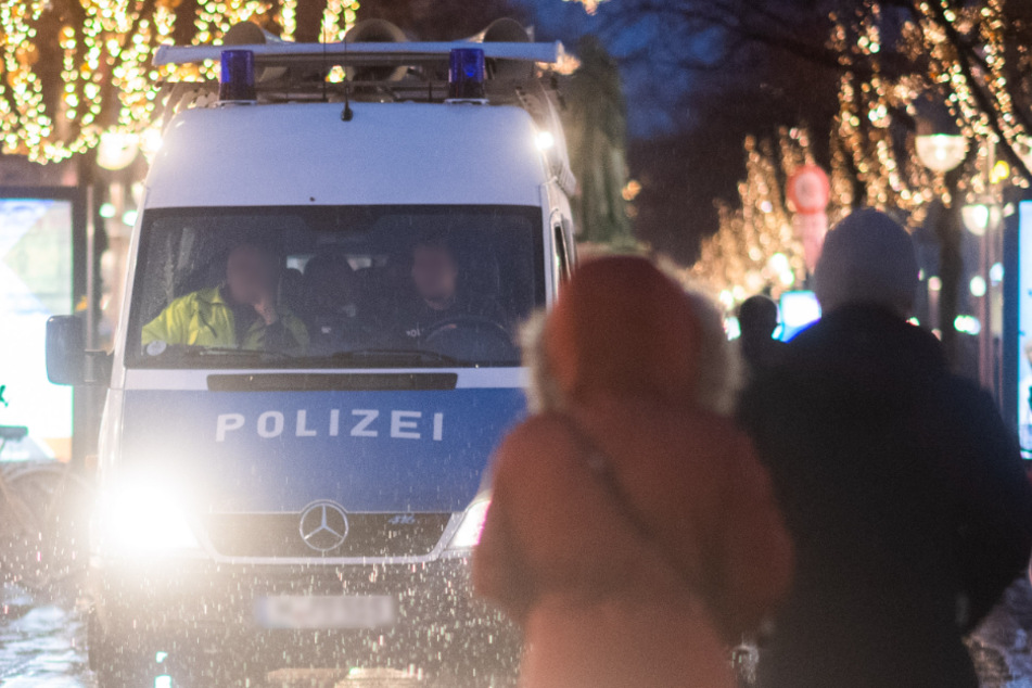 Firmenfeier trotz Corona: Chef versteckt sich in "Embryonalstellung" unter Schreibtisch vor Polizei