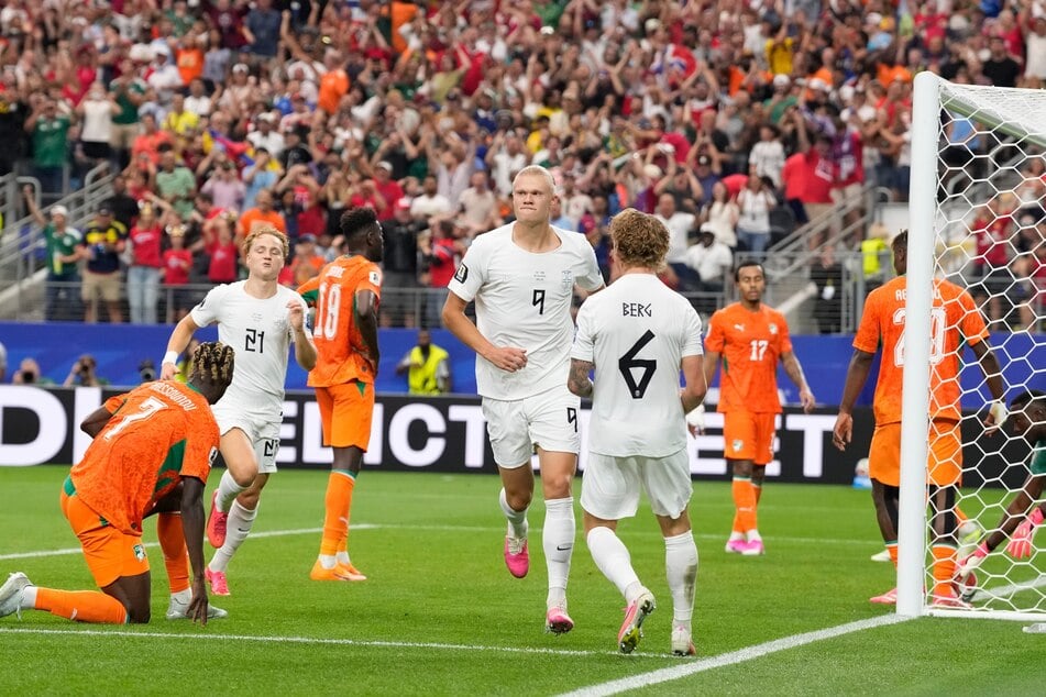 Norwegens Erling Haaland (25, Mitte) netzte zum entscheidenden 2:1 ein.