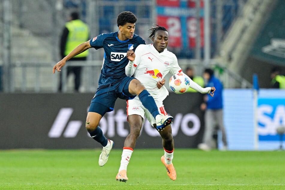 Der Ex-Leipziger Bernardo (30, l.) im Zweikampf mit Yan Diomande (19).