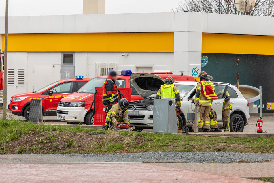 Ein VW fing an einer Tankstelle in Stollberg plötzlich an zu brennen.
