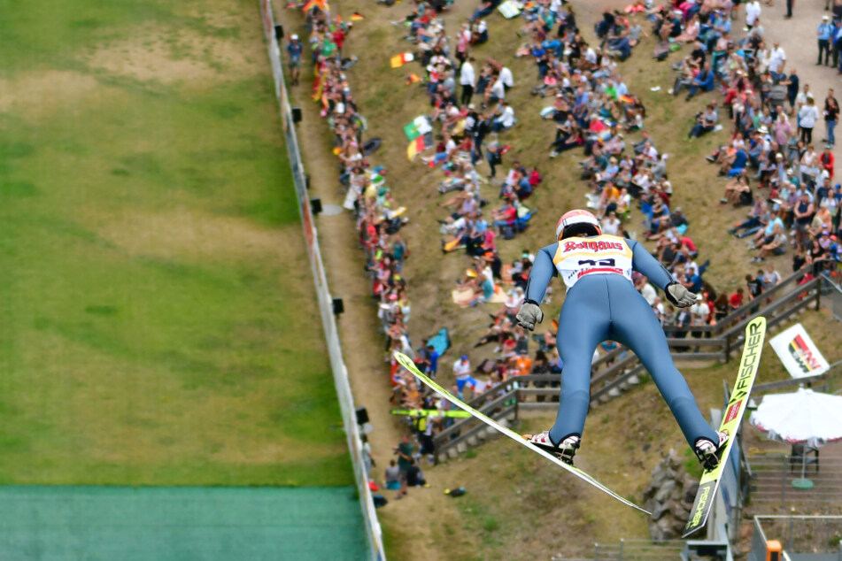 Juli 2019: Karl Geiger springt beim Sommer-Skispringen in Hinterzarten von der Schanze.