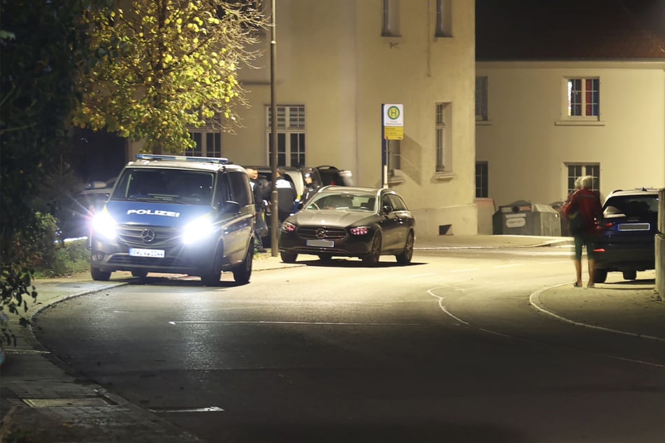 Die Polizei wurde durch einen Hinweis auf den Mann aufmerksam und rückte im Großeinsatz zu seinem Wohnhaus in Mühlingen aus.