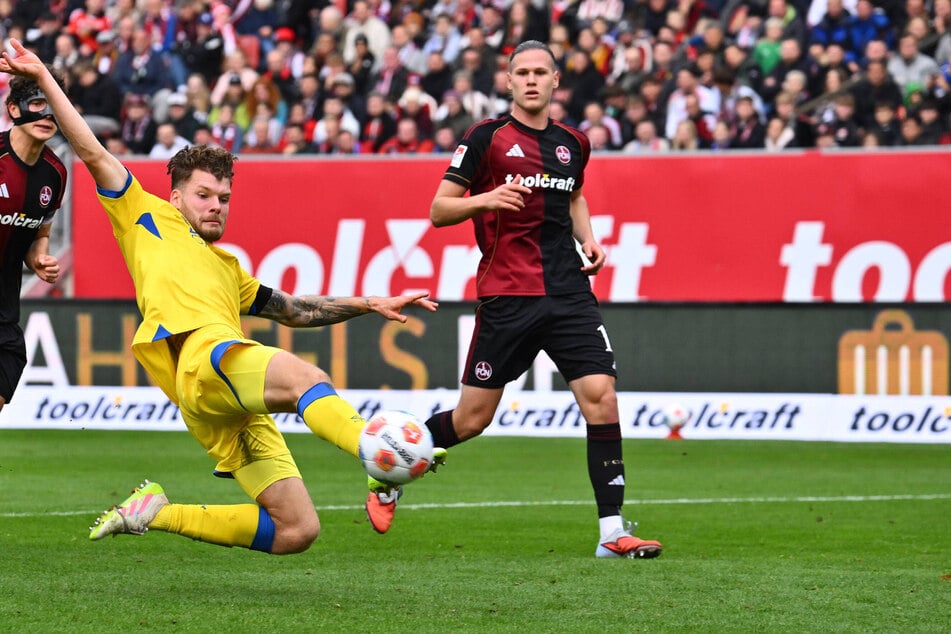 Achtung bei Freistößen und Ecken! Zuletzt traf Ex-Dynamo Kevin Ehlers (24, M.) nach ruhendem Ball.