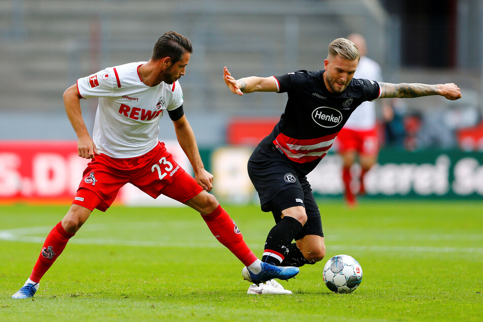 Kölns Mark Uth (l.) in Aktion gegen Dusseldorfs Andre Hoffmann.