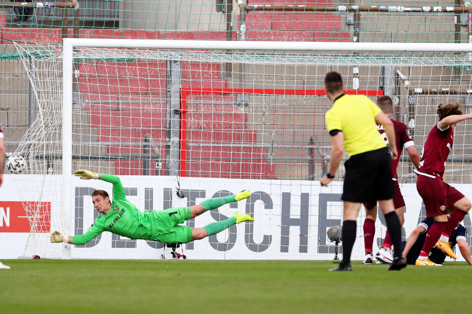 Das 0:1 kurz vor der Pause: Haching-Stürmer Stephan Hain (r., am Boden) köpft zur Führung für die Hausherren ein.