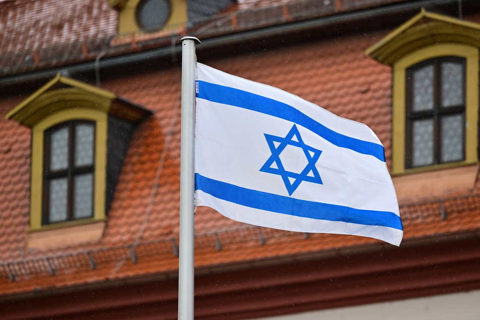 Mitten in der Darmstädter City hat am Donnerstagabend ein maskierter Täter eine Israel-Flagge von einem Fahnenmast auf dem Luisenplatz geklaut. (Symbolfoto)