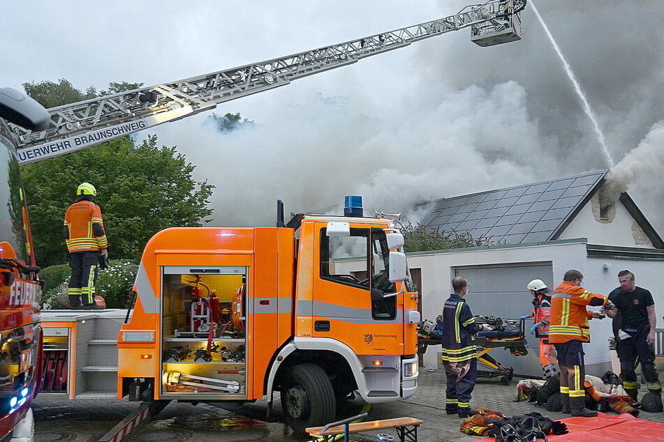 Schlimmer Wohnhausbrand in Niedersachsen: Vier Verletzte, Frau und Katze sterben