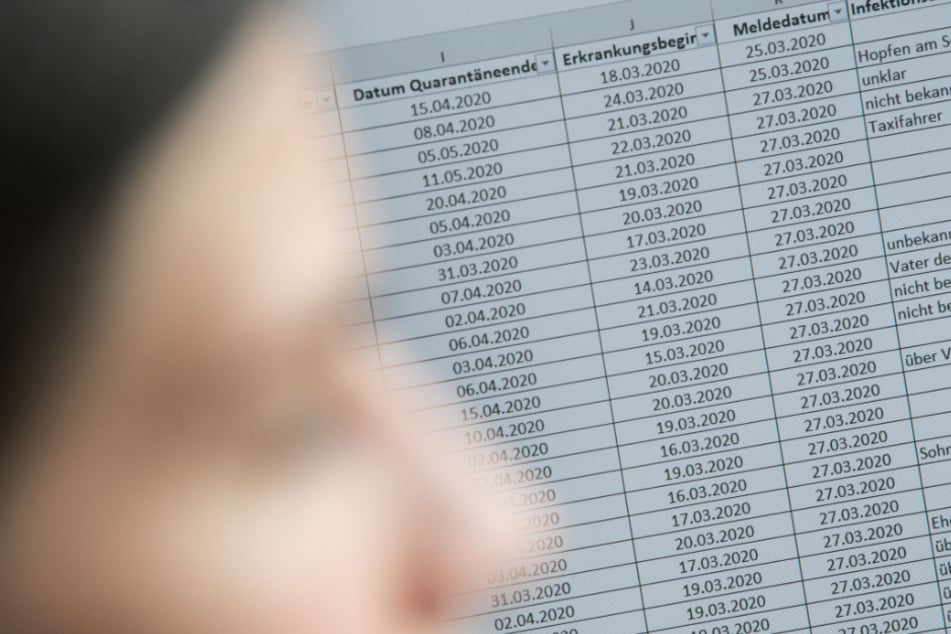Jasmin Schneider an ihrem Arbeitsplat. Im Hintergrund ist auf einem Monitor eine Liste von Kontaktpersonen von positiv auf das Coronovirus getesteten Menschen zu sehen.