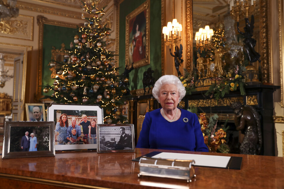 Queen Elizabeth (†96) tat es ihrem Vater gleich und präsentiere sich vor einem riesigen Baum, mehreren Familienfotos und der schieren Pracht des Palastes in Sandringham. (Archivbild)