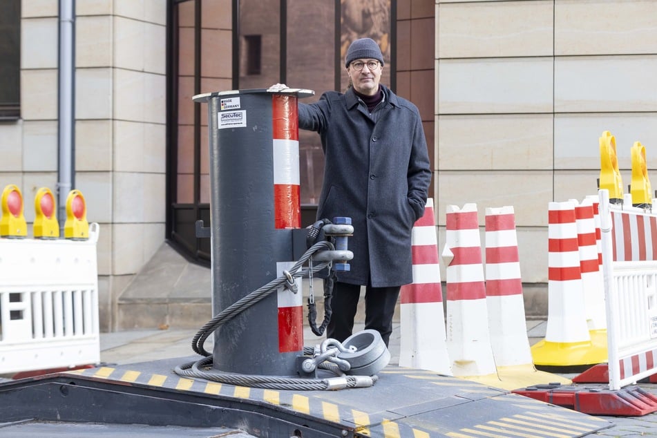Amtsleiter Steffen Rietzschel (53) präsentiert einen ‚Truck Blocker‘, von dem die Stadt über zwei Exemplare verfügt.