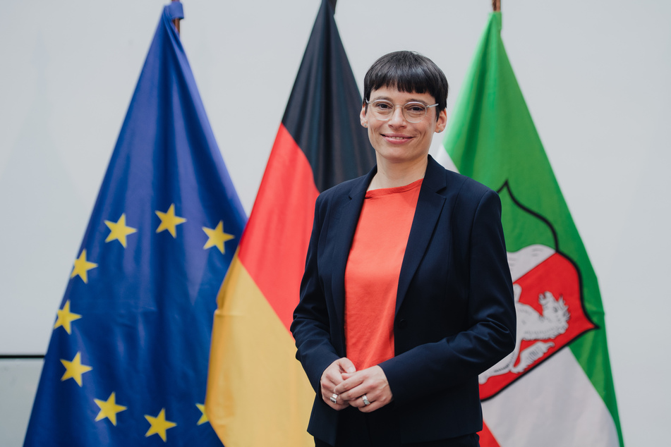 Josefine Paul (40, Grüne) ist im aktuellen NRW-Kabinett die Ministerin für Familie, Kinder und Jugend, Gleichstellung, Integration und Flucht.