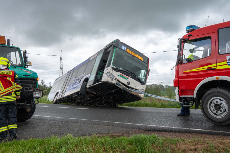 Die Frontpartie des Busses hing in der Luft.