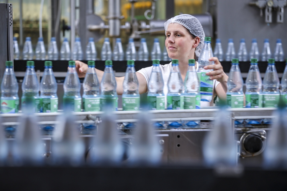 Bei Lichtenauer arbeiten mehr als 200 Mitarbeiter. Sie füllen jährlich 700.000 Flaschen Mineralwasser und Erfrischungsgetränke ab.