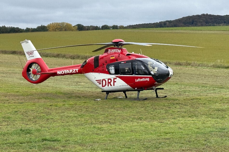 Ein Rettungshubschrauber landete am Unfallort.
