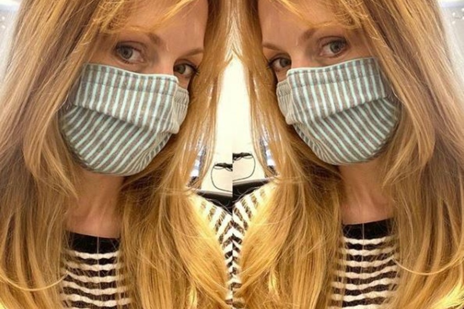 Natalie Alison (42) trägt einen Mundschutz.