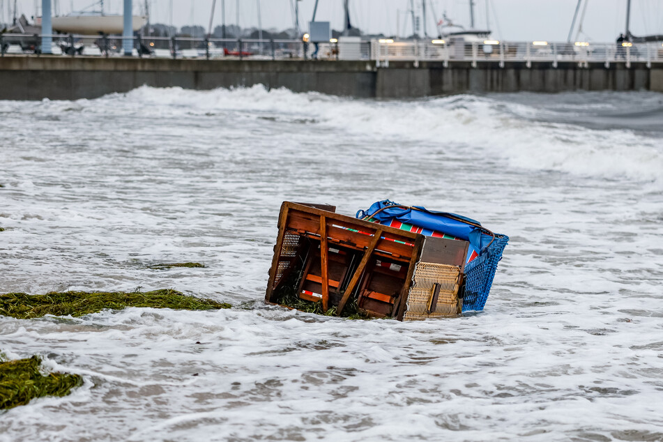 Ein Strandkorb wurde von den Flutwellen der Ostsee in der Kiel-Schilksee mitgerissen.