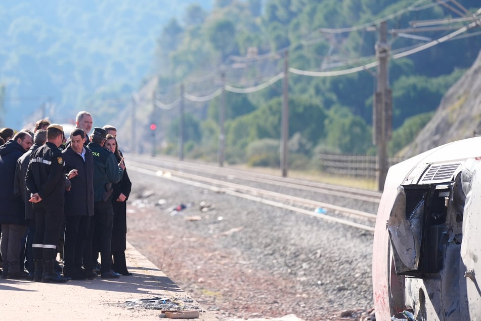 König Felipe VI. (57) und Königin Letizia (53) besuchten die Unglücksstelle.