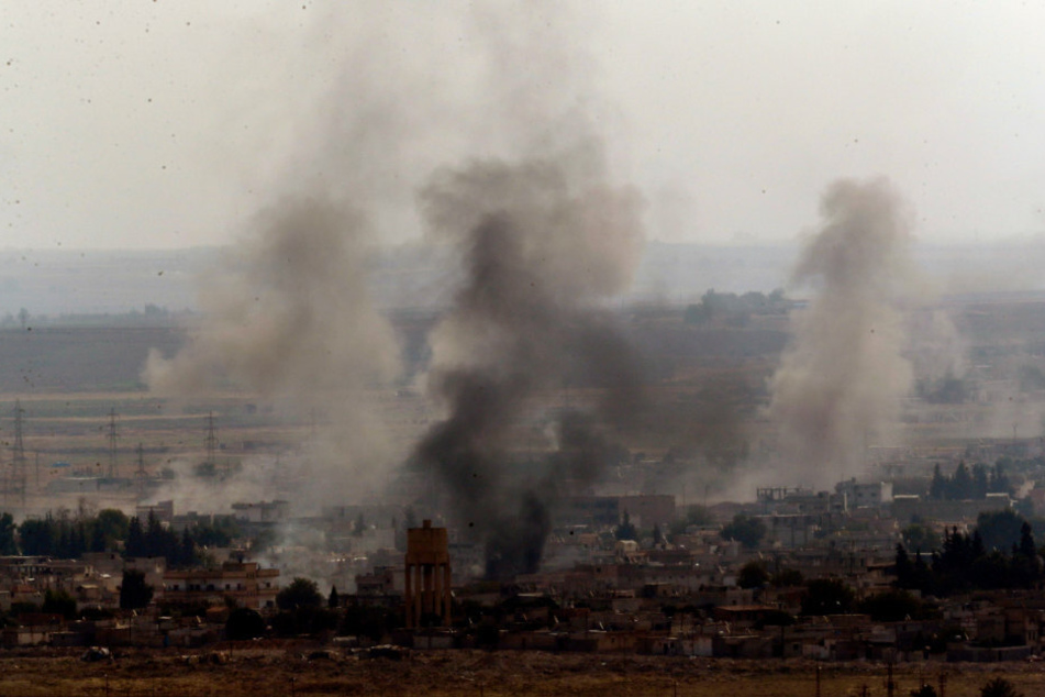 Rauch steigt über einer syrischen Stadt auf. (Archivbild)