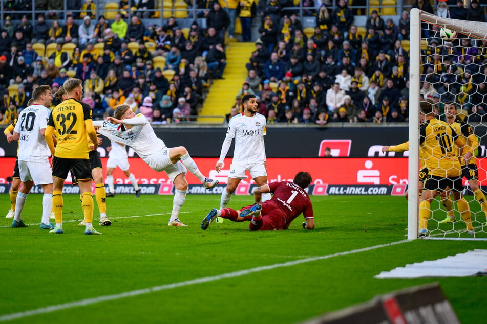 SGD-Keeper Tim Schreiber (in rot) war Dynamos Bester an diesem Tag.