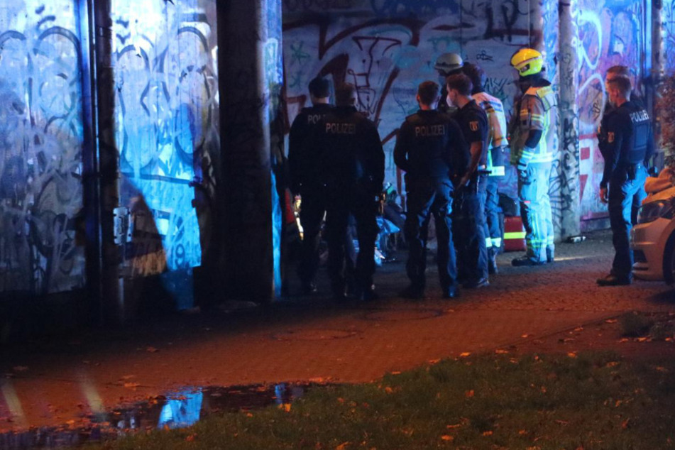 Polizei und Feuerwehr am Tatort.