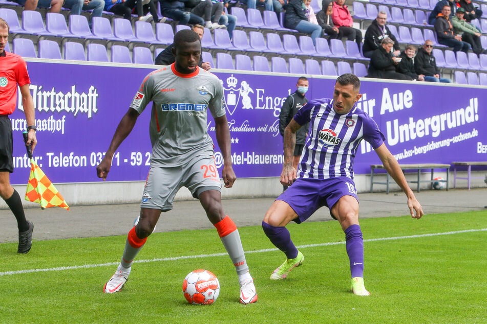 Jamilu Collins (31, l.) wird bald das Trikot der Veilchen tragen.