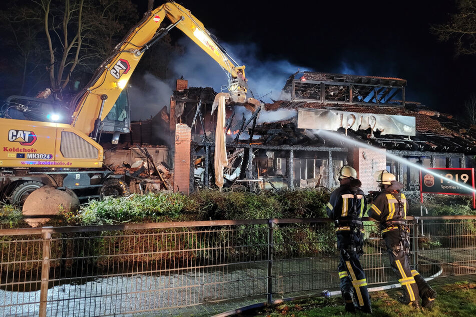 Die Feuerwehr war im Großeinsatz, konnte aber nicht verhindern, dass das Gebäude komplett zerstört wurde.