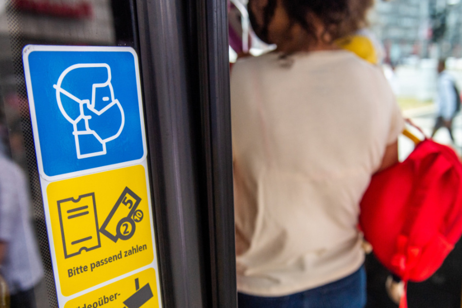 Deutliche Hinweise: An den CVAG-Bussen wird auch mit großflächigen Symbolen auf die Pandemie-bedingten Regeln hingewiesen.