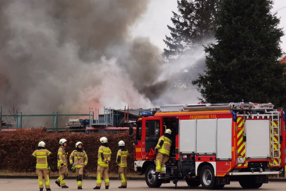 Auto setzt Werkstatt in Brand: Nachbarhaus muss evakuiert werden