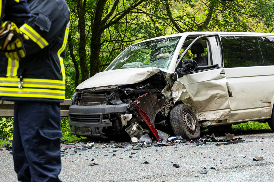 Das Wrack eines VW-Transporters steht auf der B54 bei Bad Schwalbach - insgesamt vier Menschen wurden bei dem Crash verletzt.
