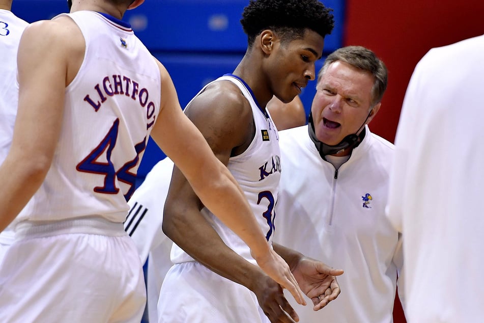 Kansas head coach Bill Self (r) led his team at the start of the new season, which is ranked number three in the nation.