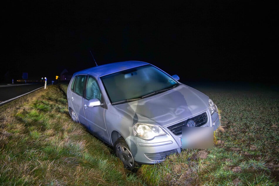 Der VW musste nach dem Unfall bei Döbeln (Landkreis Mittelsachsen) abgeschleppt werden.