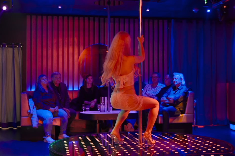 Anabelle (19) tanzt in einem Stripclub.