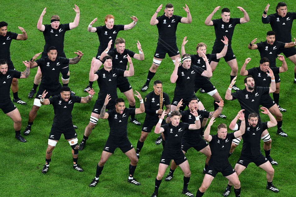 Die Neuseeländer führen vor einem Rugby-Spiel traditionell den "Haka" durch, einen Kriegstanz neuseeländischer Ureinwohner.