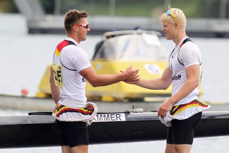 Tobias Hammer (21, r.) klatscht hier nach seinem Rennen bei der U23-EM 2022 mit Elias Kurth (22) ab. Beide holten in Belgrad über 500 Meter Bronze.