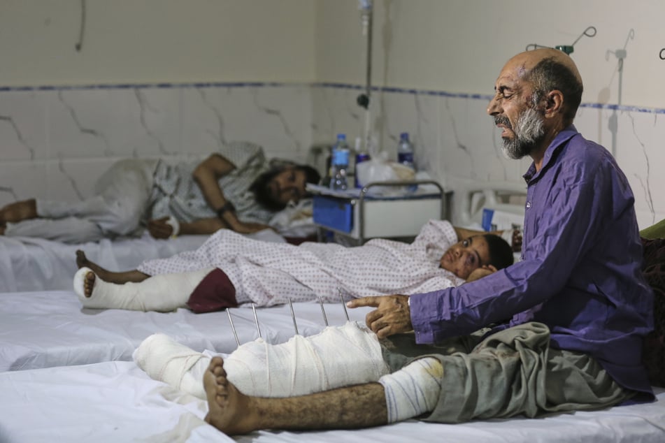 Afghanen, die bei einem starken Erdbeben im Osten Afghanistans verletzt wurden, liegen auf Betten im Ningarhar Regional Hospital in Jalalabad.