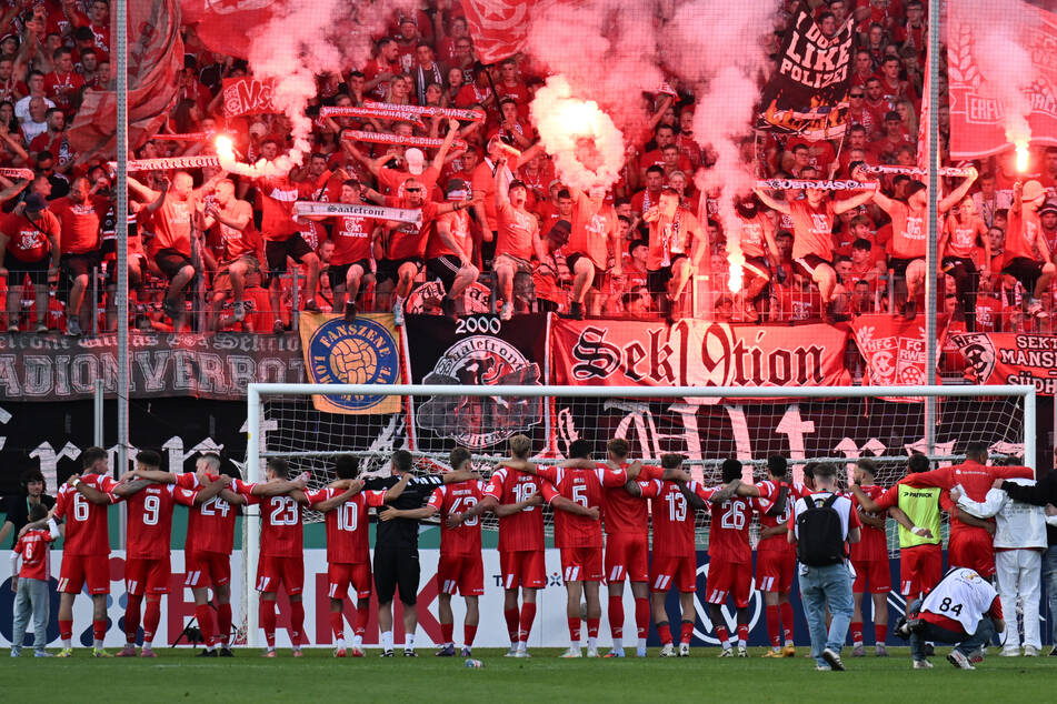 Die Anhänger des Halleschen FC stellen sich nun komplett gegen RB Leipzig. (Archivbild)