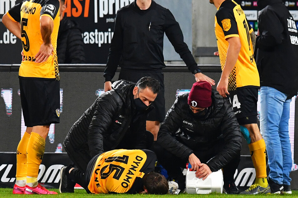 Der Schreckmoment am 20. Oktober gegen den FSV Zwickau: Dynamos Linksverteidiger Chris Löwe (31) liegt vor Schmerzen schreiend am Boden.