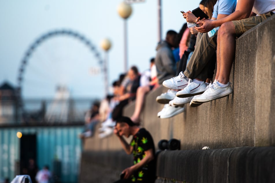 Die Brüstung der Düsseldorfer Rheinuferpromenade ist stellenweise mehrere Meter hoch. Ein Mann stützte dort in die Tiefe und musste durch Höhenretter geborgen werden.