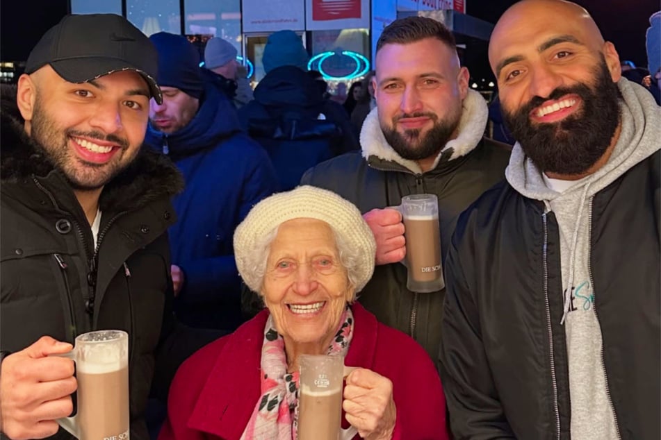 Er und sein Team machten so oft wie möglich Ausflüge mit Lotti, im Dezember beispielsweise zum Weihnachtsmarkt.