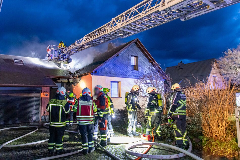 Zahlreiche Feuerwehrleute rückten am Montagmorgen zu einem Wohnungsbrand in Lugau (Erzgebirge) aus.